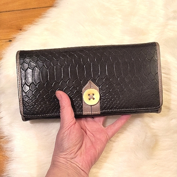 Black Leather Piton Embossed Wallet with Button Closure - Picture 1 of 8